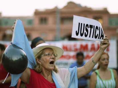 Una mujer protesta frente a la Casa Rosada. 