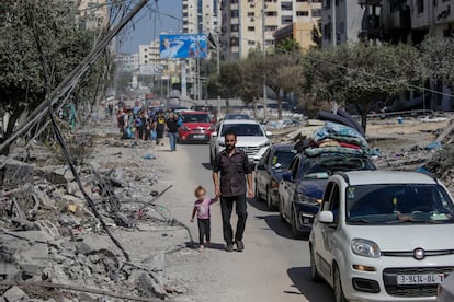 Residentes evacúan la ciudad de Gaza, siguiendo el aviso mandado por el ejército israelí, este viernes. 