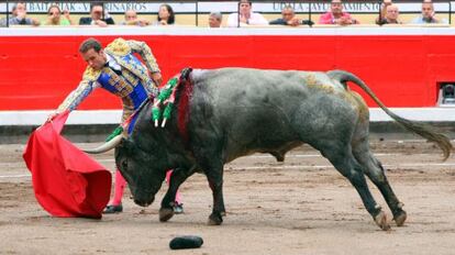 Diego Urdiales con su primer toro