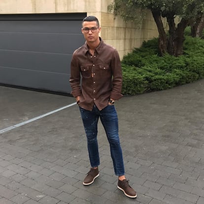 A sus 31 años, CR7 es más que un jugador de fútbol. El portugués ha sabido rentabilizar su imagen y su nombre. En 2014 se unió con el modisto neoyorquino Richard Chai y la compañía danesa JBS Textile Group, con los que lanzó en el 2013 una línea de ropa interior para adultos y jóvenes, y creó una línea de camisas premium, de alta calidad, bajo la marca CR7.