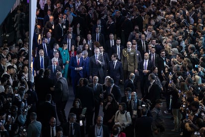 El rey Felipe VI, acompañado por el ministro de Transformación Digital, Óscar López, el alcalde de Barcelona, Jaume Collboni, y el presidente de la Generalitat, Salvador Illa, durante su visita este lunes al Mobile World Congress.