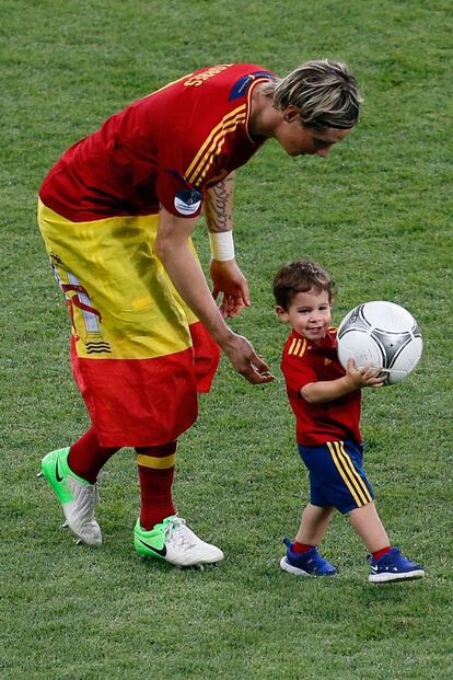 Torres dejó que su hijo jugase con el balón.