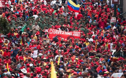 Una 'marea' de venezolanos, llegados en autobuses desde distintos lugares del país toman parte en los actos de homenaje a Hugo Chávez en Caracas. Un accidente de uno de esos autocares ha dejado al menos 11 muertos y 75 heridos en la autopista Lara-Zulia, al oeste del país. Hay tarimas en varios puntos de la capital, y la concentración se cierra con un acto final esta noche en un céntrico teatro de Caracas.