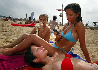 Las playas se llenarán otra vez de teléfonos móviles este verano.