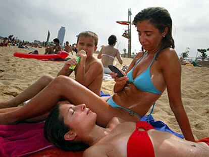 Las playas se llenarán otra vez de teléfonos móviles este verano.