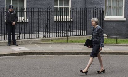 La primera ministra británica, Theresa May, a su llegada ayer a una rueda de prensa delante del número 10 de Downing Street en Londres.