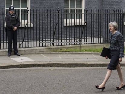La primera ministra británica, Theresa May, a su llegada ayer a una rueda de prensa delante del número 10 de Downing Street en Londres.