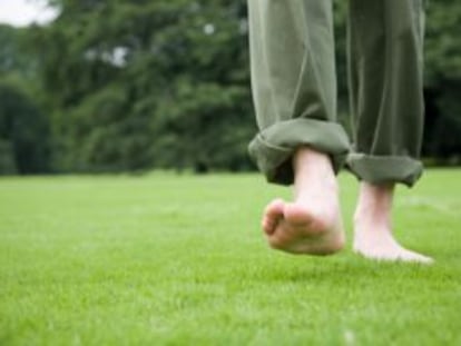 ¿Es bueno caminar descalzo?