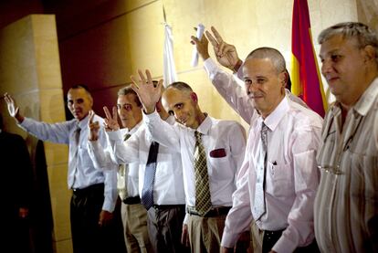 Siete disidentes cubanos en el aeropuerto de Barajas, en 2010, tras ser liberados por las autoridades de La Habana.