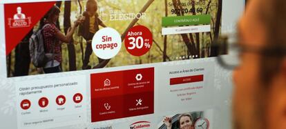 Un internauta consulta la página web de Mapfre.