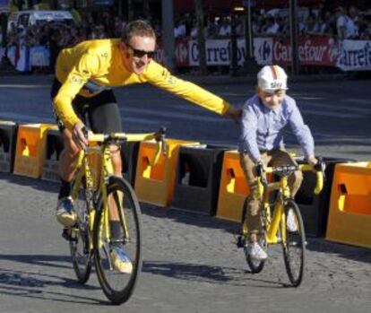 Wiggins, con su hijo en las calles de París.