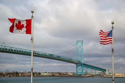 Banderas de Canadá y Estados Unidos frente al puente Ambassador, que conecta la ciudad canadiense de Windsor (Ontario) con la estadounidense Detroit (Michigan).