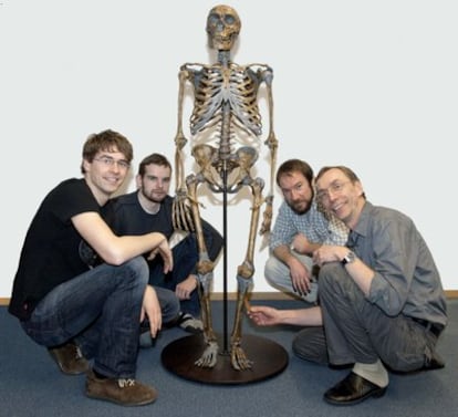 Svante Pääbo, a la derecha, con miembros de su equipo junto a un esqueleto de neandertal.