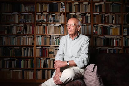 El ensayista Emilio Lledó, en su biblioteca.