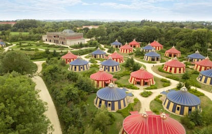 Uno de los hoteles del complejo de Puy du Fou, ambientado en el siglo XVI.