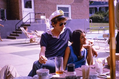 Bob Dylan y Mimi Farina, cantante y hermana de Joan Baez, en un hotel de Rhode Island, en julio de 1964.