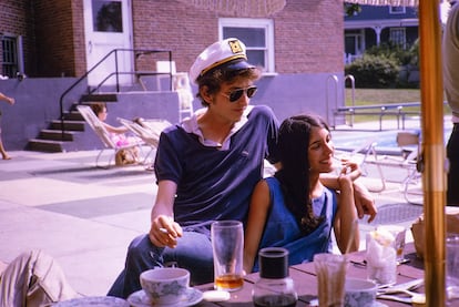 Bob Dylan y Mimi Farina, cantante y hermana de Joan Baez, en un hotel de Rhode Island, en julio de 1964.

