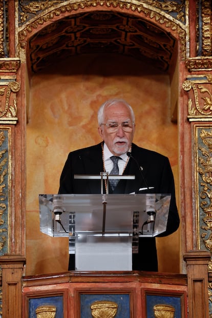 Luis Mateo Díez pronuncia su discurso en el marco de la ceremonia en la que se le ha hecho entrega del Premio Cervantes 2023 este martes en el Paraninfo de la Universidad de Alcalá de Henares. 
