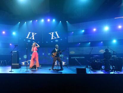 El grupo musical Jenny and the Mexicats en los Grammy 2013.