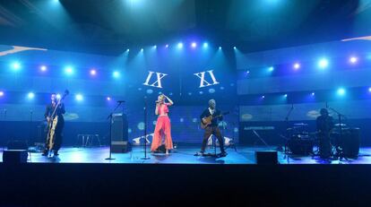 El grupo musical Jenny and the Mexicats en los Grammy 2013.