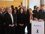 Los reyes Felipe y Letizia firman en el libro de condolencias del pabellón de Andalucía durante su visita a Fitur