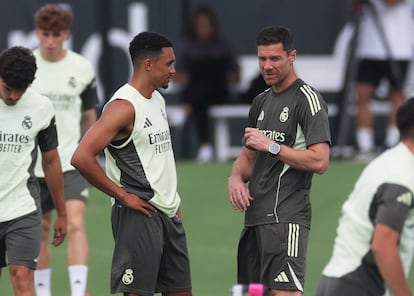Trent Alexander-Arnold habla con el entrenador, Xabi Alonso, durante el entrenamiento este sábado.