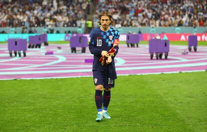 Luka Modric, capitán de Croacia, se prepara para el inicio del encuentro frente a Argentina.