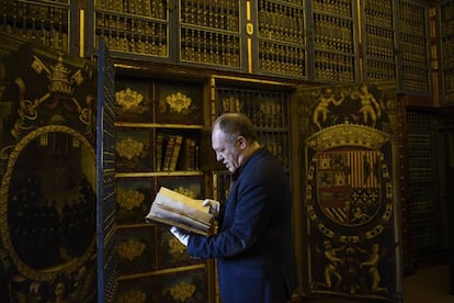 El bibliotecario Eduardo Hernández, con un manuscrito del Libro de buen amor en sus manos.