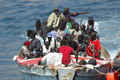 Una barca con inmigrantes a su llegada ayer al puerto de los Cristianos, en Tenerife.