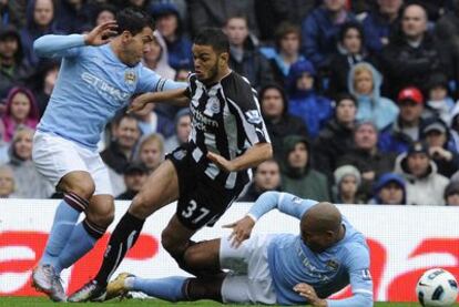 De Jong lesiona de gravedad a Ben Arfa en presencia de Tévez.