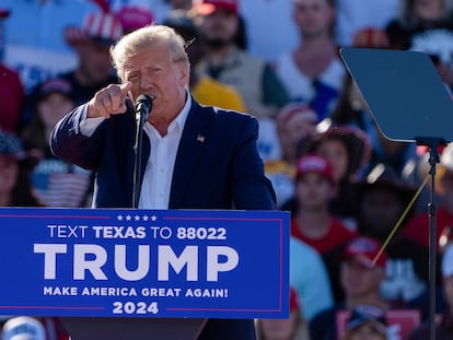 TOPSHOT - Former US President Donald Trump speaks during a 2024 election campaign rally in Waco, Texas, March 25, 2023. - Trump held the rally  at the site of the deadly 1993 standoff between an anti-government cult and federal agents. (Photo by SUZANNE CORDEIRO / AFP)