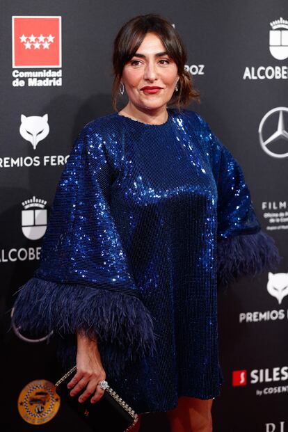 Candela Peña, con vestido classic blue, el color del 2020, según Pantone. La actriz se ha hecho con el galardón por a mejor actriz protagonista por su papel en Hierro.