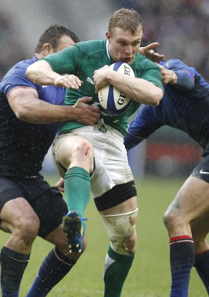 Keith Earls, de Irlanda (centro), placado por dos jugadores de Francia.