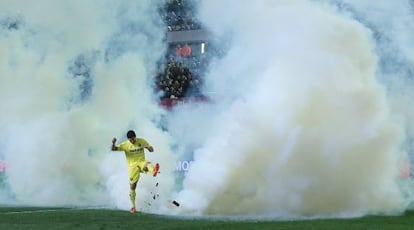 Pereira chuta el bote de gas lacrim&oacute;geno que alguien lanz&oacute; al c&eacute;sped del Madrigal durante el partido entre Villarreal y Celta. 