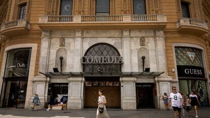 El cine Comedia, ya cerrado, y los locales adyacentes en los que se proyecta abrir un Museo Carmen Thyssen de Barcelona.