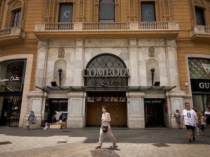 El cine Comedia, ya cerrado, y los locales adyacentes en los que se proyecta abrir un Museo Carmen Thyssen de Barcelona.