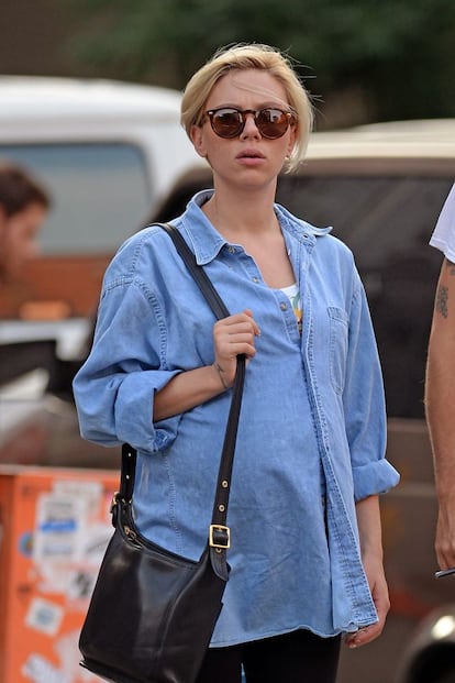 Scarlett Johansson ha sido madre recientemente y durante su embarazo eligió este look; el pelo cortito y muy rubio.