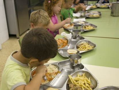 Escolares en el comedor del colegio La Florida de Alicante el verano pasado.