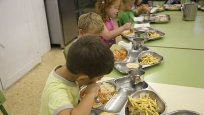 Escolares en el comedor del colegio La Florida de Alicante.