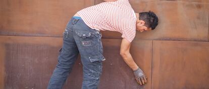 Un joven limpia la fachada del Juzgado de Menores de Granada tras ser condenado a esta labor.