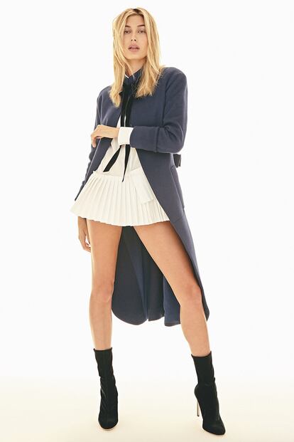 Abrigo de CAROLINA HERRERA NEW YORK (c. p. v.); camisa (270 €) y botas (c. p. v.), ambas de CH CAROLINA HERRERA.