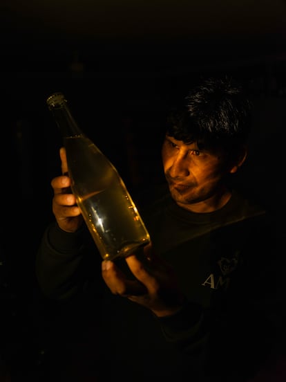 Manuel Choqque con una botella de su Oxalis. Imagen proporcionada por la empresa.