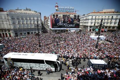 Vista de la Puerta del Sol donde los aficionados del Real Madrid se han reunido para recibir al equipo.