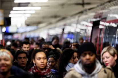 Só um da cada oito trens de alta velocidade (TGV) esteve programado e a mesma proporção para o resto dos veículos de longo percurso por causa da greve convocada pelos sindicatos da Sociedade Nacional de Ferrovias (SNCF). Na imagem, viajantes caminham por uma plataforma da estação Gare du Nord, em Paris.