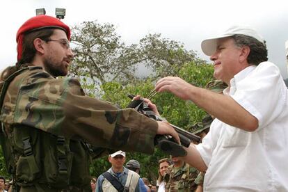 El jefe político de la compañía guerrillera <i>Cacica La Gaitana</i>, Biófilo (i) de la guerrilla de las FARC (Fuerzas Armadas Revolucionarias de Colombia), se desmovilizó el pasado 7 de marzo en La Tebaida (Alvarado), ante el Alto Comisionado de Paz Luis Carlos Restrepo (d) durante una jornada en que los 65 integrantes de esta agrupación insurgente se acogió al desarme promovido por el Gobierno colombiano. Se trata de la desmovilización más grande de guerrilleros que se ha registrado en Colombia durante el actual gobierno.