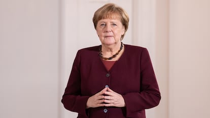 Angela Merkel numa cerimônia de condecoração dos fundadores da empresa Biontech, em março.