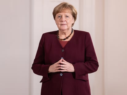 Angela Merkel numa cerimônia de condecoração dos fundadores da empresa Biontech, em março.