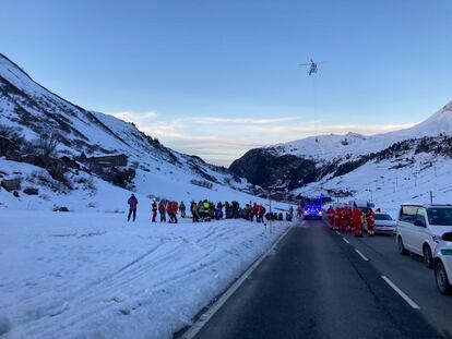 Los equipos de rescate, en el lugar del accidente.