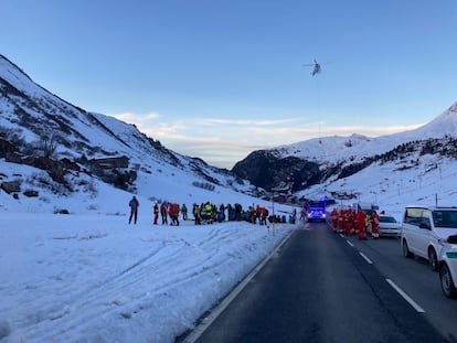 Los equipos de rescate, en el lugar del accidente.