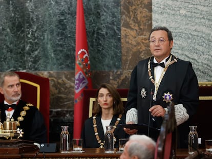 El fiscal general del Estado, Álvaro García Ortiz, a la derecha, durante su discurso en el acto de apertura del Año Judicial 2023-2024, el pasado septiembre, en presencia del rey Felipe VI y la ministra de Justicia en funciones, Pilar Llop.
